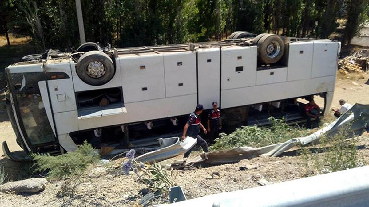 Denizli'de tur otobüsü takla attı! 41 kişi yaralandı