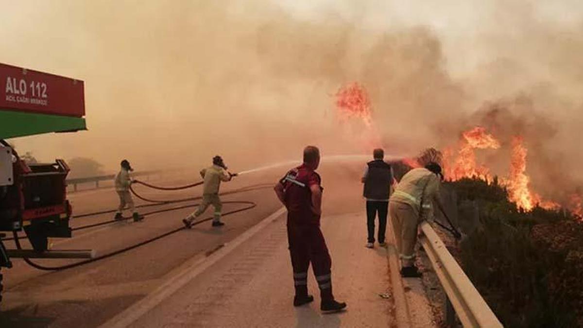 Çeşme yangınında son durum! Çeşme yangını ne durumda, durdu mu, neden çıktı, Çeşme’de yangın söndü mü?