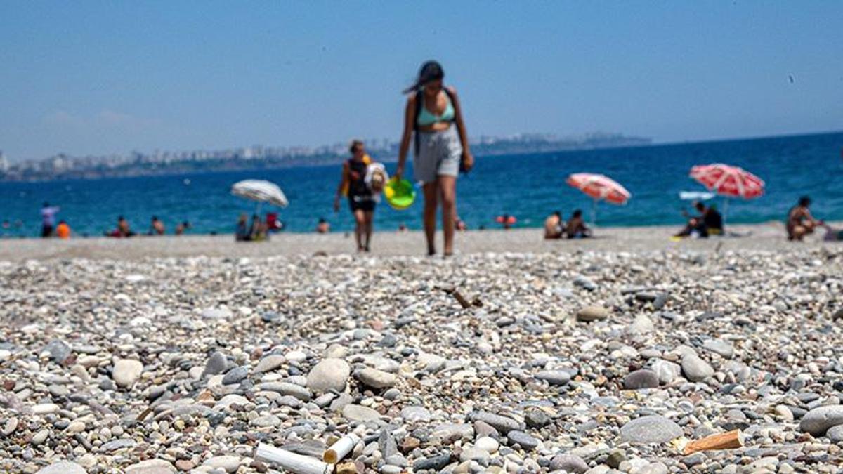 Bayram yoğunluğu yaşanan sahilde 'izmarit' kirliliği