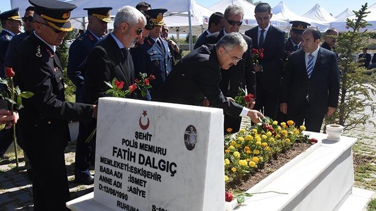 15 Temmuz şehidi polis Fatih Dalgıç, mezarı başında anıldı