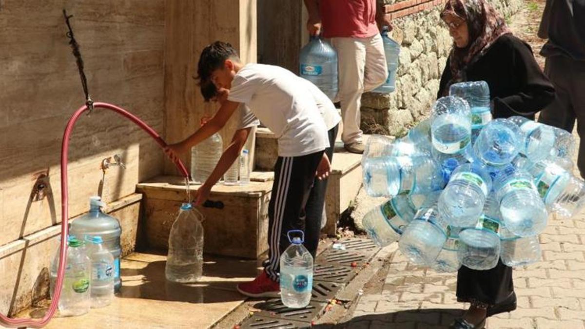 Bu su için kuyruğa giriyorlar