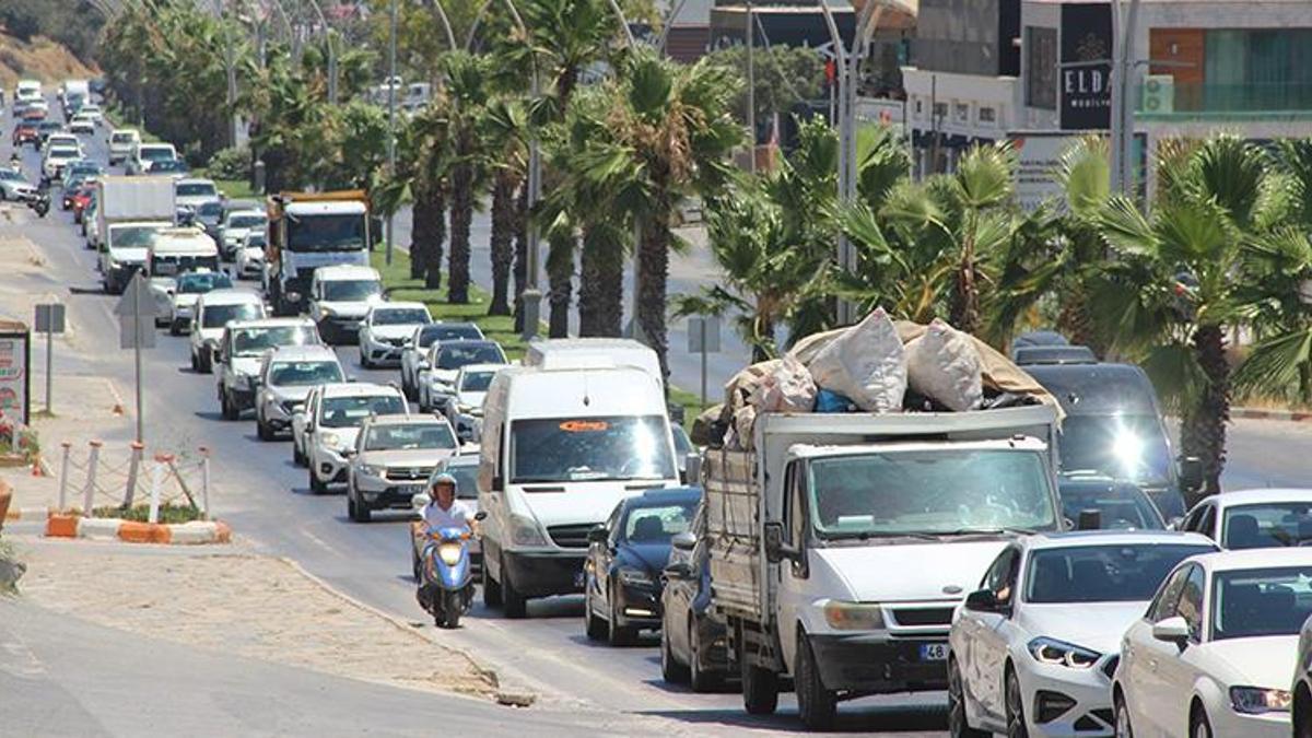 Bodrum'da nüfus 1 milyonu buldu, 250 bin araç giriş yaptı! Tatil bitti, dönüş çilesi başladı