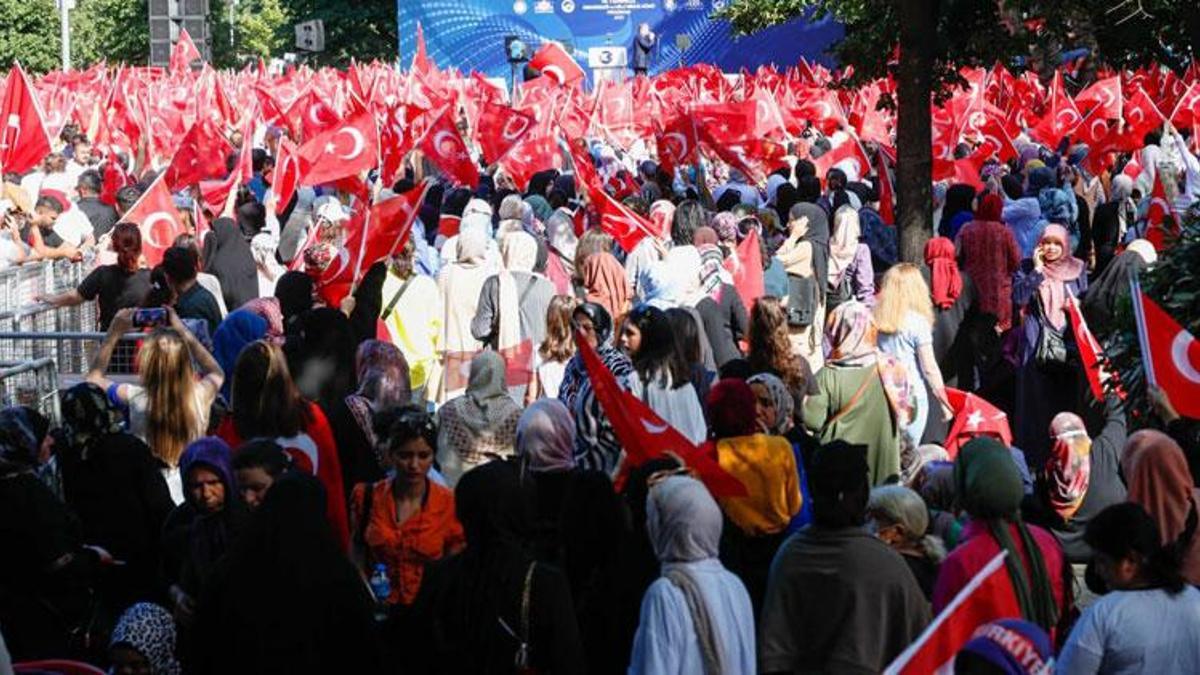Türkiye aşkına, vatan uğruna! 15 Temmuz Demokrasi ve Milli Birlik Günü, binler Saraçhane Meydanı'na akın ediyor...