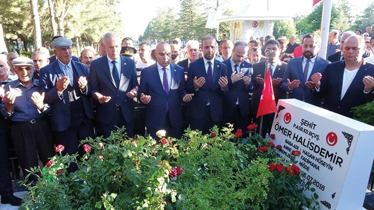 15 Temmuz'un yıl dönümünde Ömer Halisdemir'in kabrine ziyaretçi akını