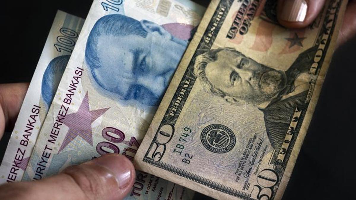 Döviz hesapları dibi gördü! Türk lirası...