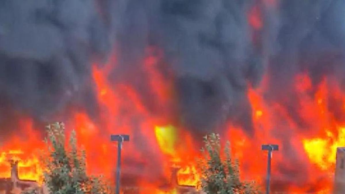 Sancaktepe'de otoparkta yangın! 16 araç hasar gördü