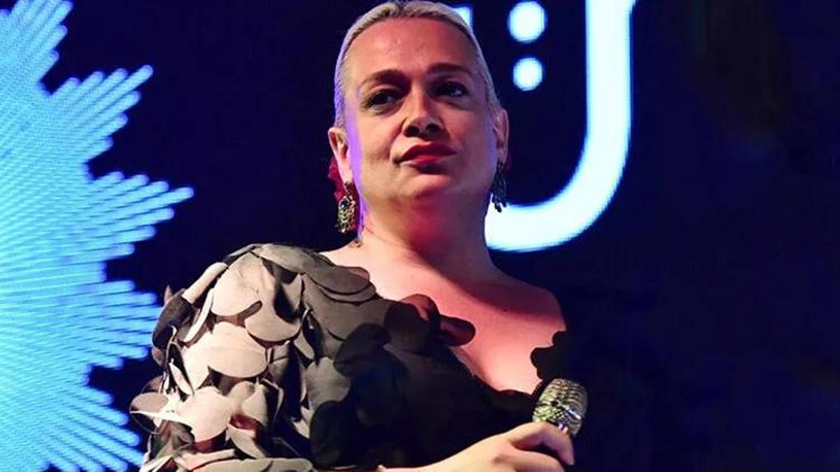 Ayta Sözeri: Sahne kıyafetlerine çok para vermeyi sevmiyorum!