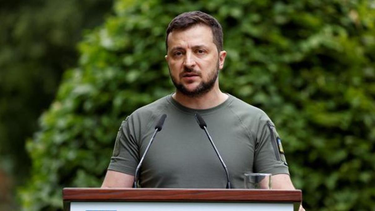 Zelenskiy'den flaş karar! O isimleri görevden aldı