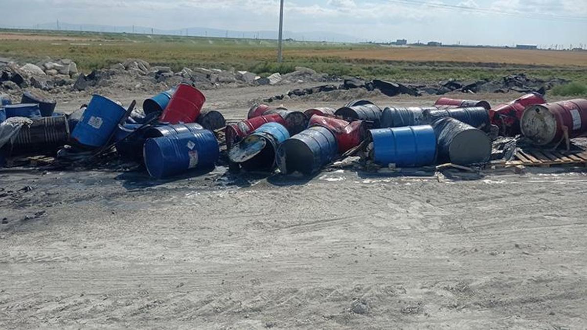 Konya'da 2 mahalleye içerisi asit dolu variller bırakıldı! 20 küçükbaş yaralandı