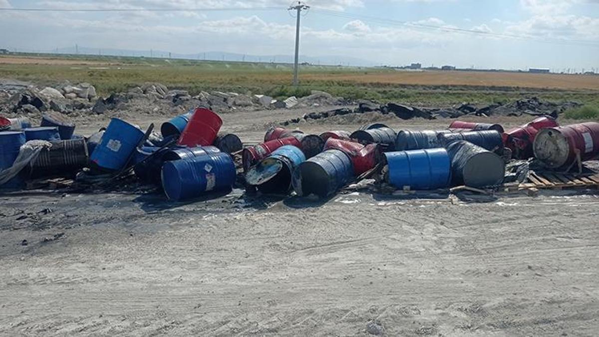 Konya'da 2 mahalleye içerisi asit dolu variller bırakıldı, 20 küçükbaş yaralandı