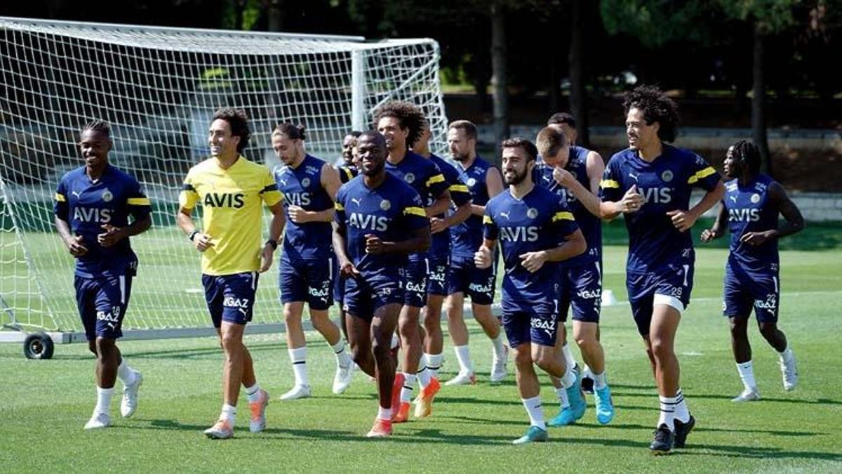 Fenerbahçe Dinamo Kiev maçı bugün saat kaçta, hangi kanalda oynanacak? Canlı yayınlanacak mı? Fenerbahçe Şampiyonlar Ligi ilk maçına çıkıyor!