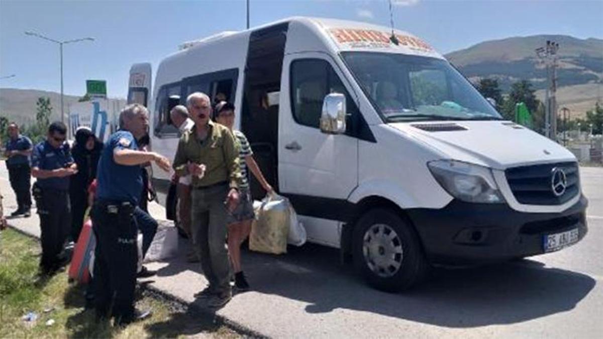 Evine bırakılmayınca şoförü bıçaklayıp, minibüsün camını kırdı, 2 yolcuyu yaraladı