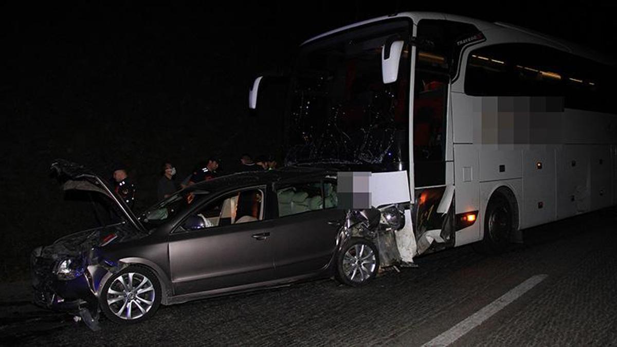 Yolcu otobüsü ve 2 otomobilin karıştığı trafik kazasında 4 kişi yaralandı