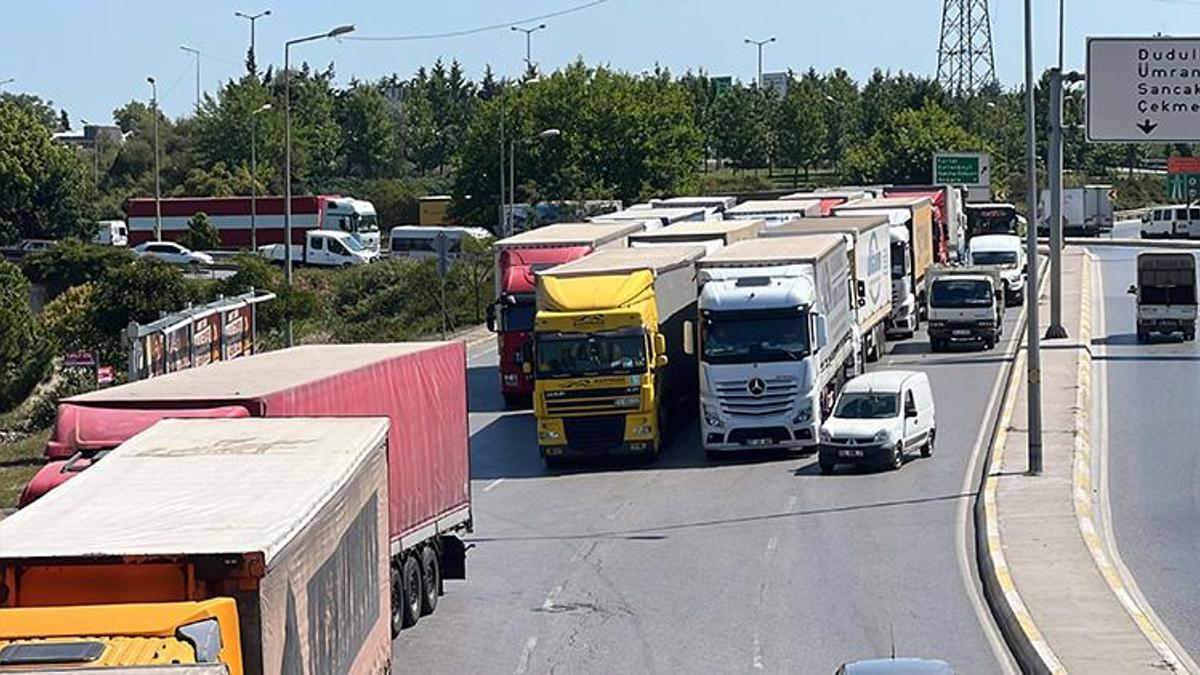 Gümrük Müdürlüğü önünde TIR kuyruğu! Üç şeridi kapattılar
