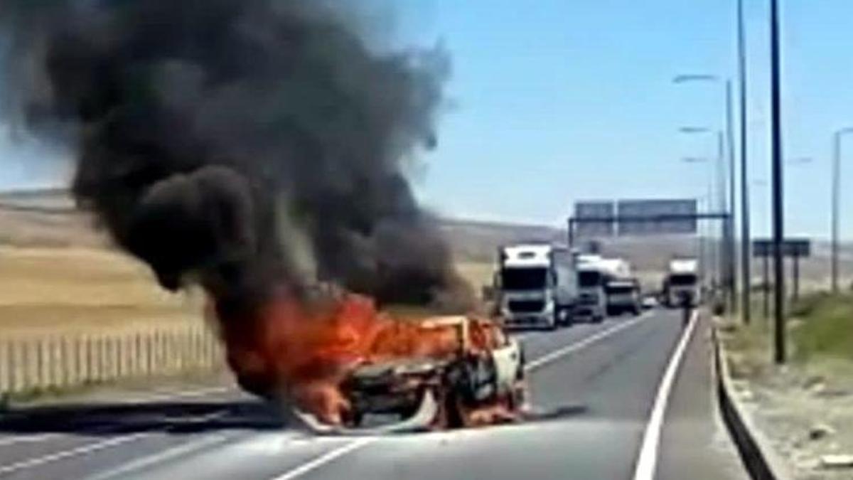 Kırmızı ışıkta bekleyen araca çarpan otomobil yandı