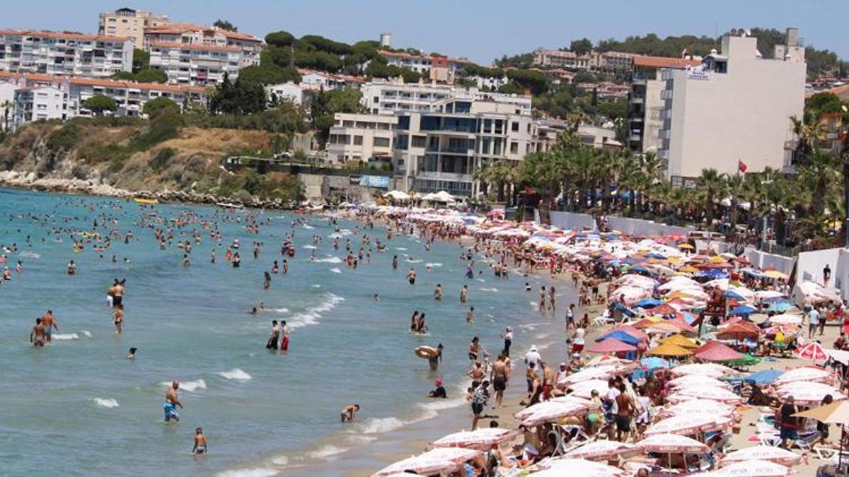 Sıcak hava nedeniyle Kuşadası'nda plajlar doldu! Giriş yasaklandı