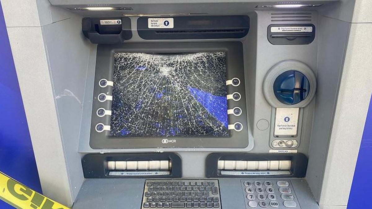 Bursa’da ATM’lere taş ve yumruklu saldırı!