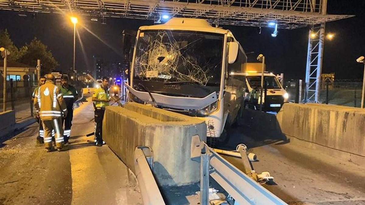 Esenyurt’ta servis midibüsü gişelere çarptı: 1’i ağır 7 yaralı
