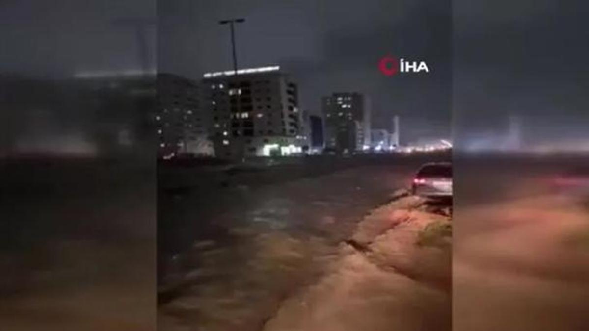 BAE’yi sel vurdu: Onlarca araç selde mahsur kaldı