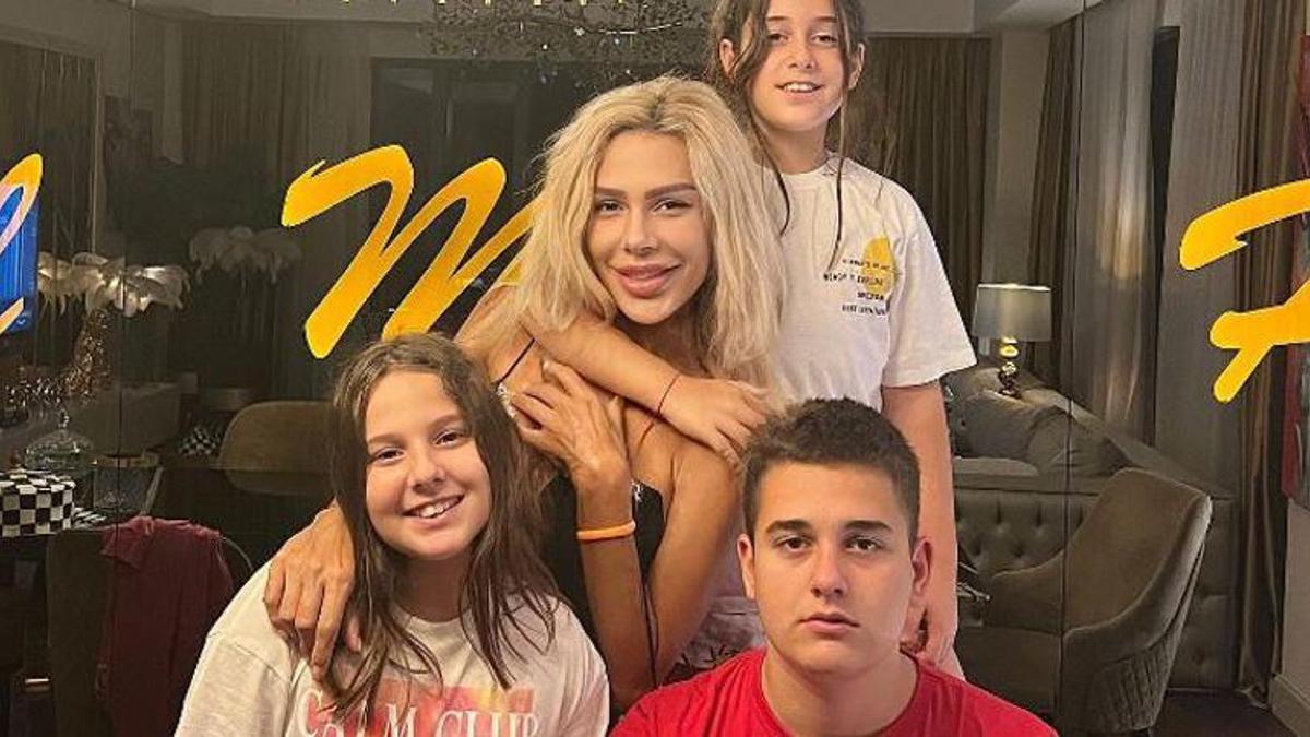 Hande Demir oğluna saat hediye etti, değeri dudak uçuklattı!