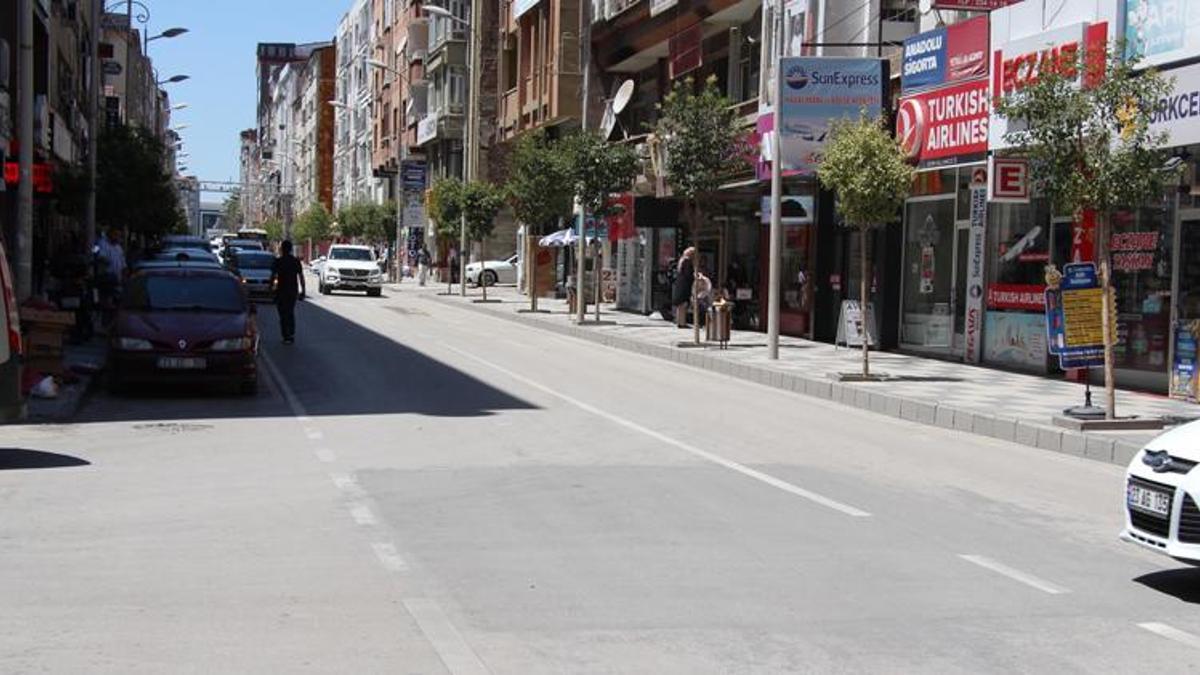 Elazığ'da hava sıcaklığı 39 dereceyi gördü, cadde ve sokaklar boş kaldı