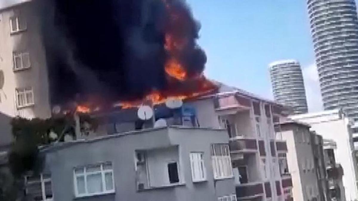 Küçükçekmece'de 4 katlı binada yangın! 'İçeride durum çok kötü'