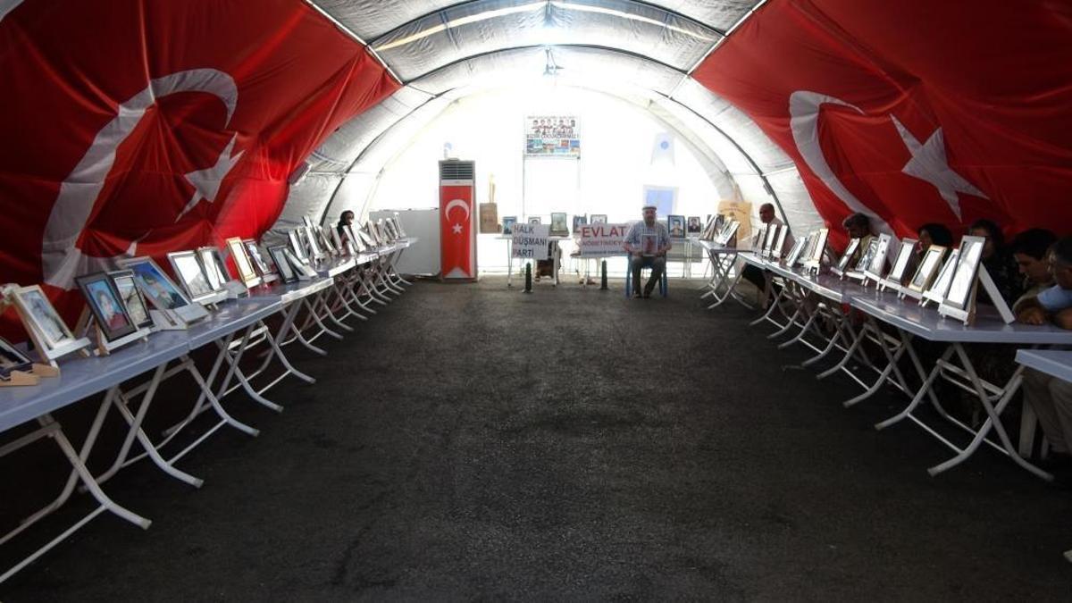 Evlat nöbetindeki aileler: En son çocuk dağdan ininceye kadar buradayız