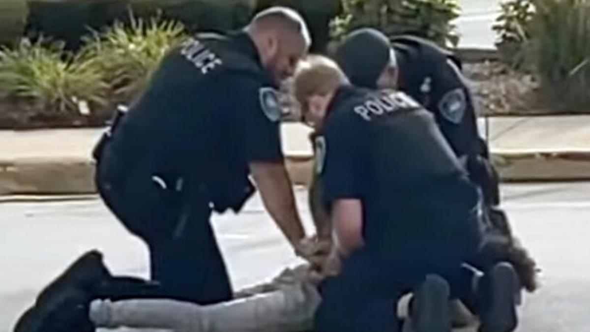 ABD’de 17 yaşındaki genç, polisler tarafından defalarca yumruklandı