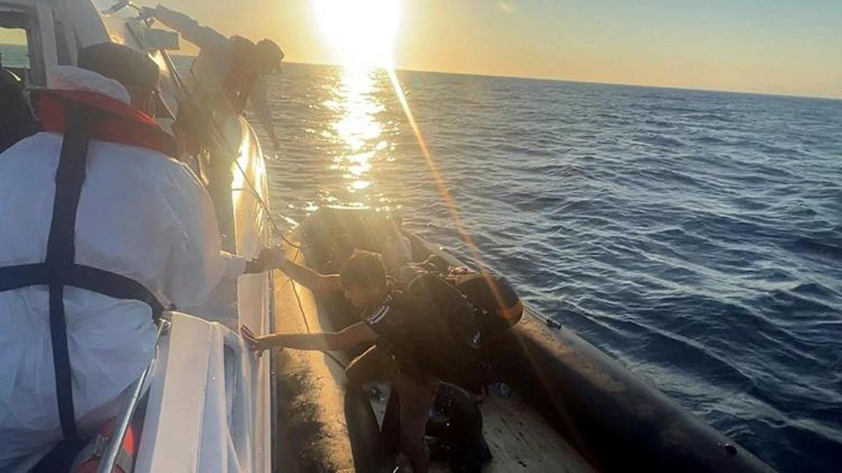 Yunanistan'ın geri ittiği 21 göçmen kurtarıldı