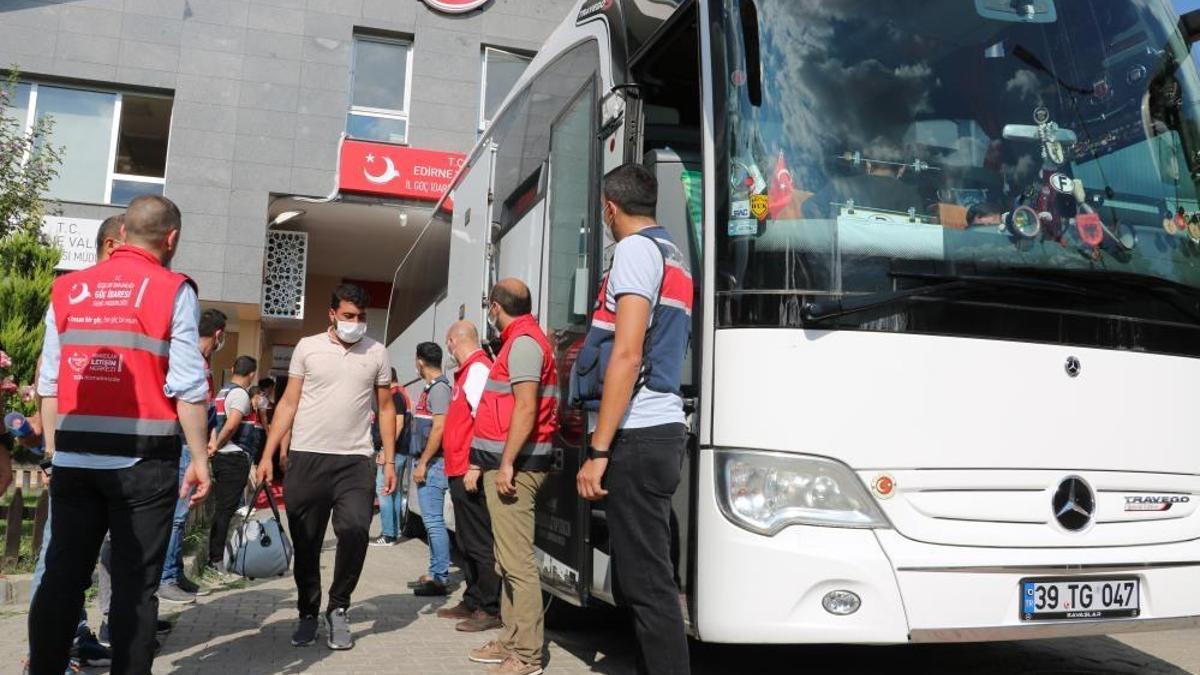 Edirne’de 227 Afgan göçmen sınır dışı edilmek üzere İstanbul'a gönderildi