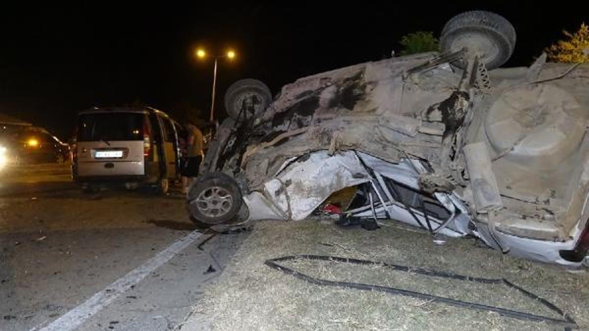 Düzce'de hafif ticari araç, otomobile çarptı: 2 ölü, 3 yaralı