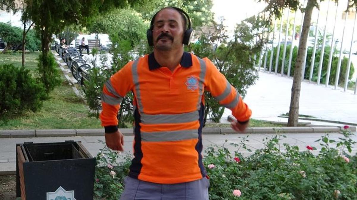 Temizlik işçisi fenomen oldu! Çalışırken hem eğleniyor, hem de eğlendiriyor...