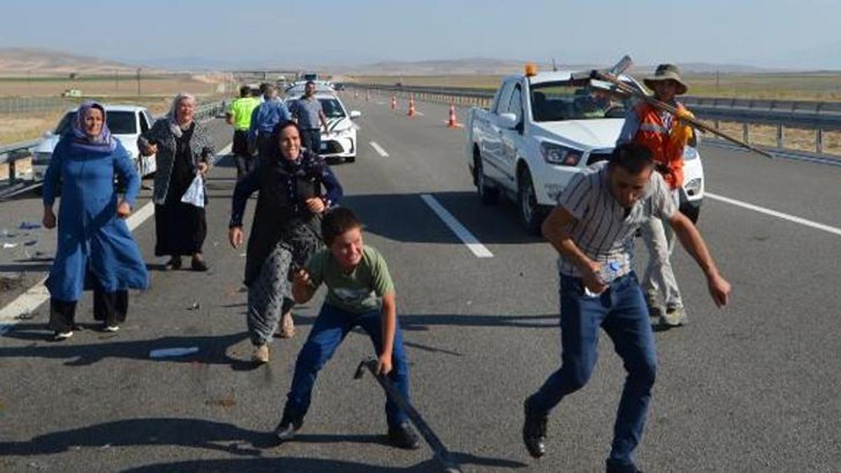 Otoyolda duraksayan düğün konvoyuna TIR çarptı! Yaralılar var! TIR şoförüne kemerle saldırdılar