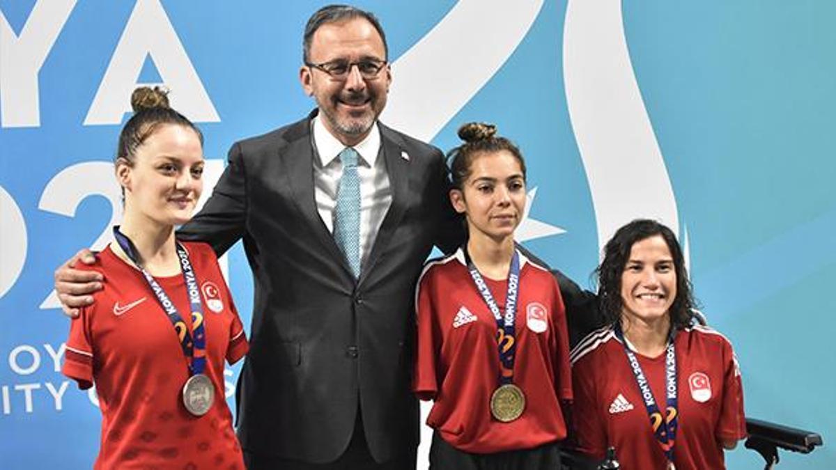 Bakan Kasapoğlu, yüzücülere madalyalarını verdi