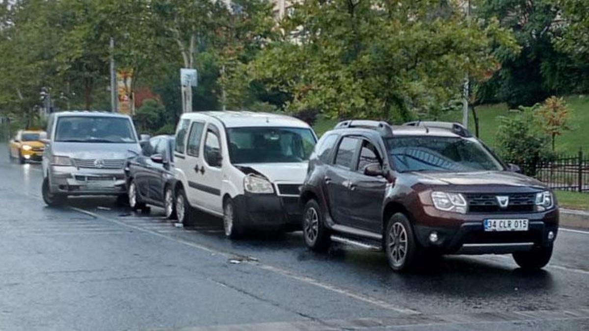 Yağmurun etkisiyle kayganlaşan yolda 4 araç birbirine girdi