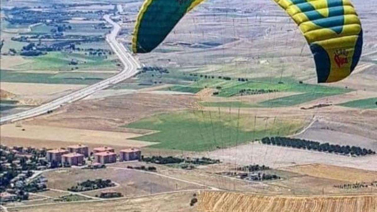 Ankara'da metrelerce yüksekten düşen paraşütçü hayatını kaybetti