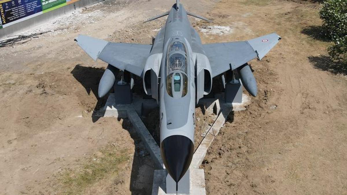 F4 savaş uçağı karadan yürütüldü! Bilim Merkezi olacak