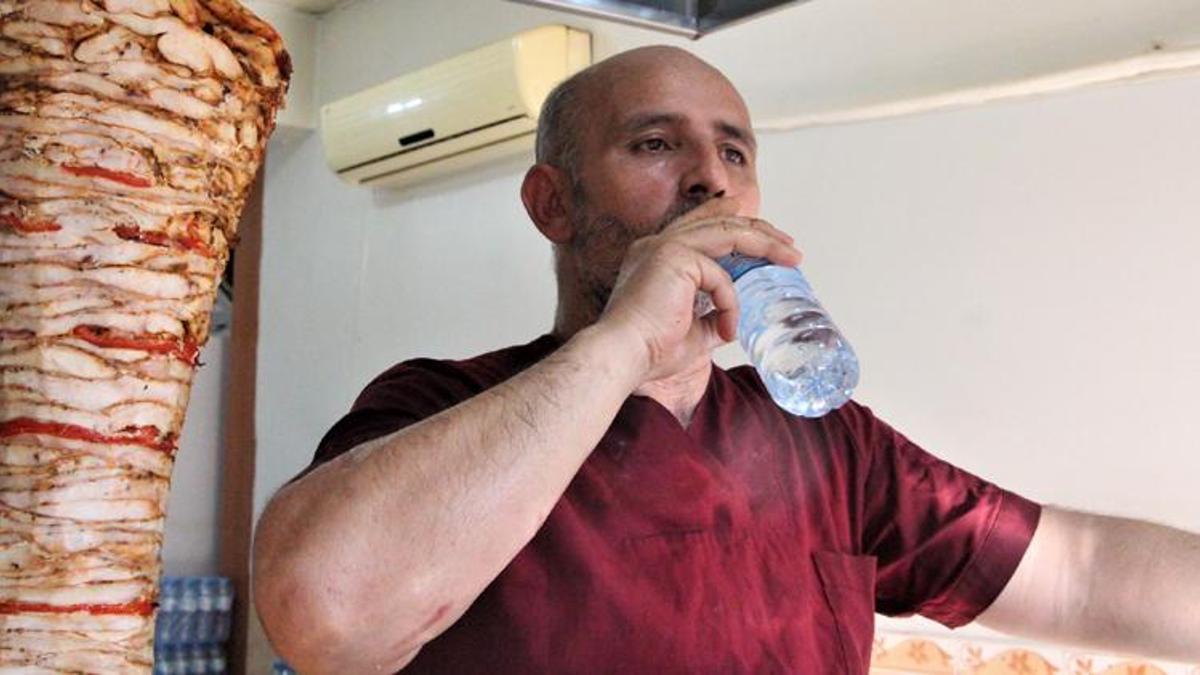 Günde 5 litre su tüketiyorlar! Dönercilerin sıcakla imtihanı