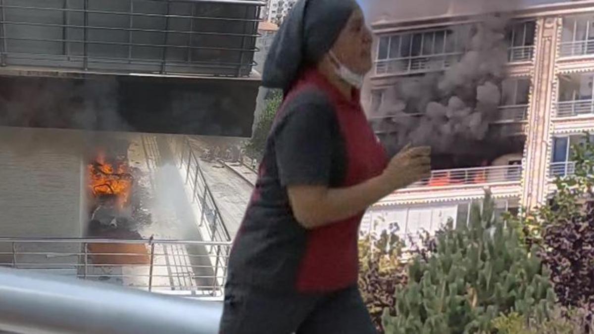 Balkondaki kanepe alev aldı, ev yandı! Haberi alıp eve gelen çift büyük üzüntü yaşadı