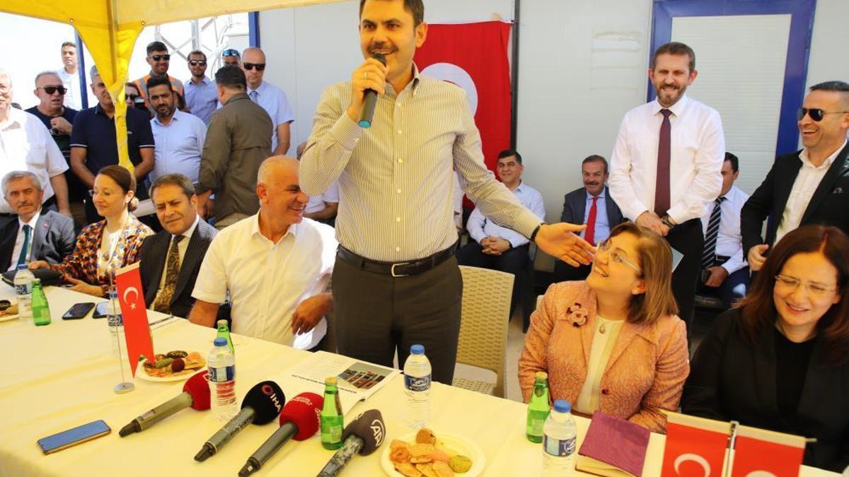 Bakan Kurum’dan Başkan Şahin’e ’Atom Karınca’ benzetmesi