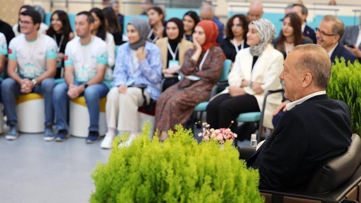 Cumhurbaşkanı Erdoğan, gençlerle bir araya geldi