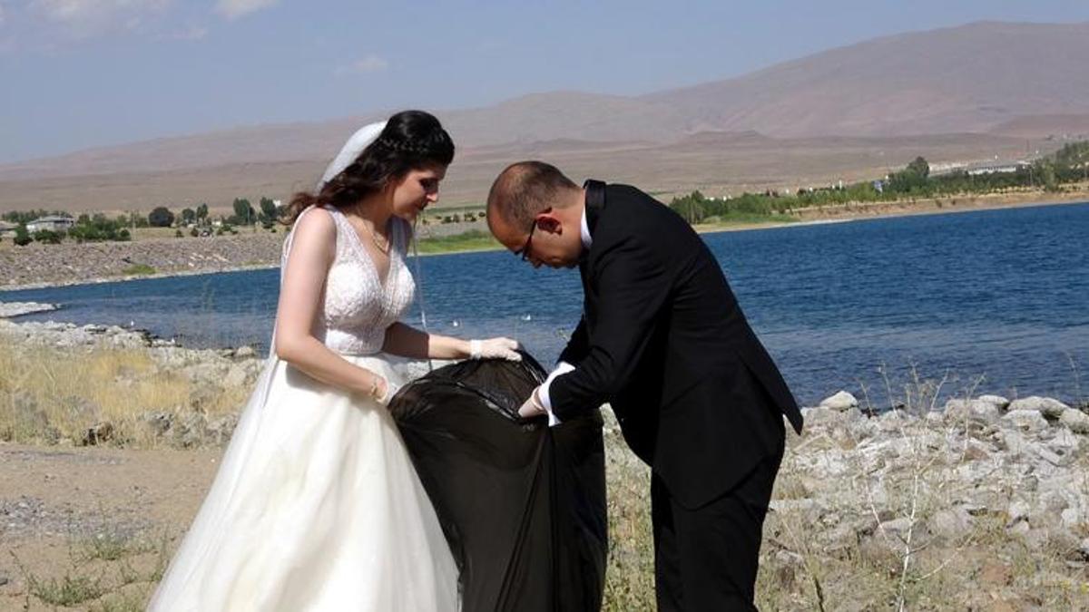 Gelin ve damat, Van Gölü sahilinde çöp topladı