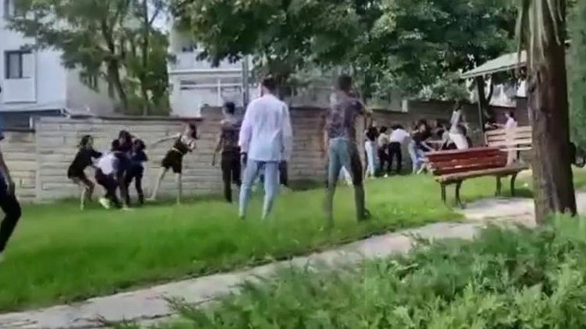 İki kız gurubu parka birbirine girdi ortalık karıştı!