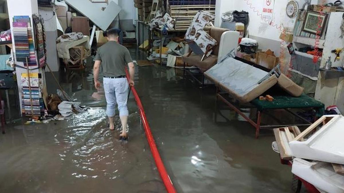 Avcılar’da ev ve iş yerlerini su bastı, yol çöktü