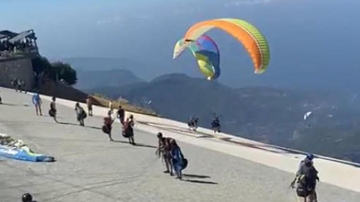 Yamaç paraşütü pilotları, havada çarpıştı