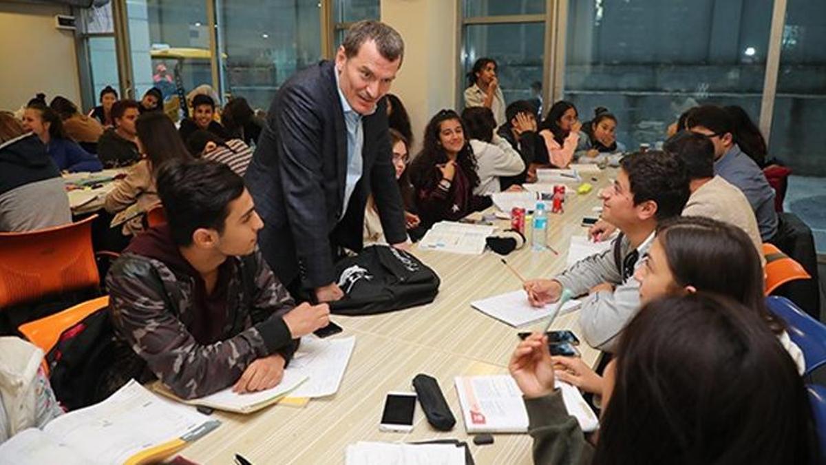 Üniversiteyi kazanan Zeytinburnulu Gençlere 3 Bin TL başarı ödülü
