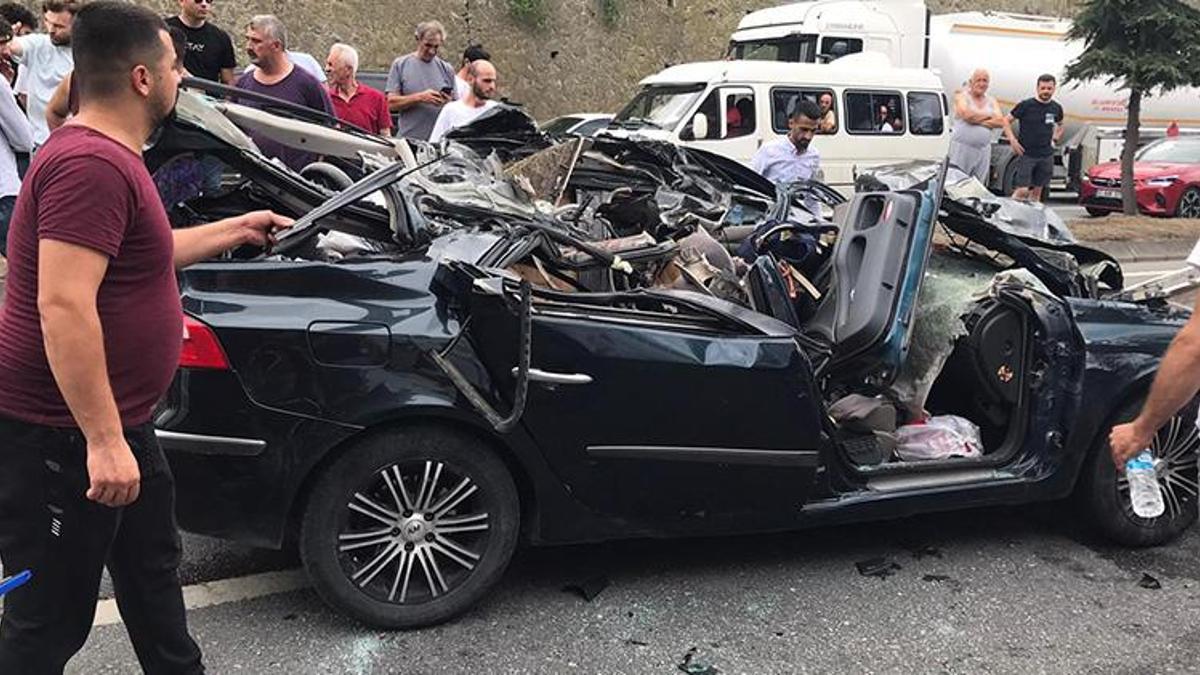 Otomobil tıra arkadan çarptı, tavanı kağıt gibi yırtıldı! 3’ü çocuk, 6 yaralı