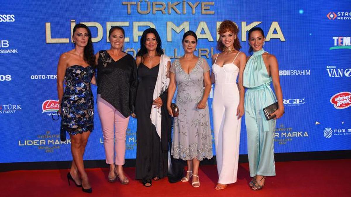 Kanal D’nin sevilen dizisi Üç Kız Kardeş en iyi dizi ödülünü aldı!