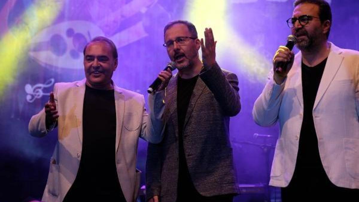Bakan Kasapoğlu, sahnede ezgi seslendirdi