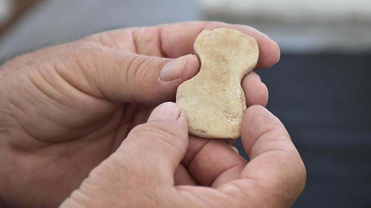 Yeşilova Höyüğü'nde 5 bin yıllık mermer idol bulundu